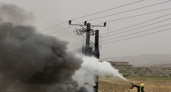 بالصور.. فصل الكهرباء عن مشتركين بمحايل بسبب حريق هائل بمحول