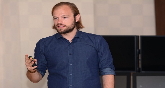 بالصور.. رئيس خدمات كرة القدم في IFAB يُشيد بحكام دوري المحترفين