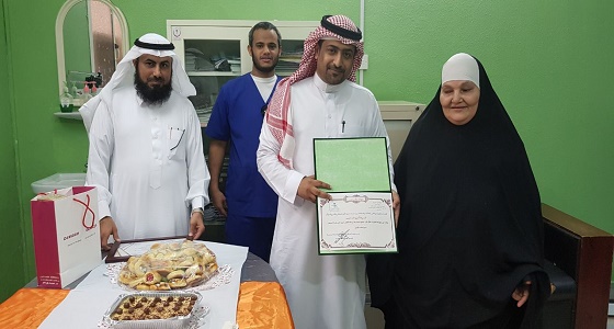 ” صحة جازان ” تكرم ممرضة مصرية قضت 35 عاما من الجهد