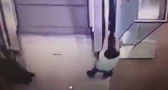 فيديو مروع لسيدة تفشل في إنقاذ طفل علق بالسلم الكهربائي