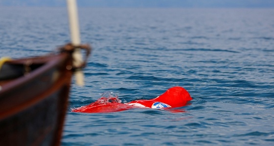 مغامر ستيني يدخل ” جينيس ” سابحا داخل ” كيس “