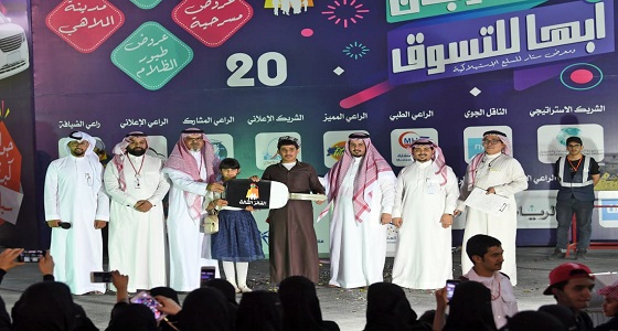 بالصور.. الحظ يرافق آل عسكر بمهرجان أبها للتسوق