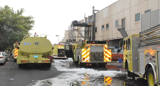 بالصور.. اندلاع حريق بـ 3 خزانات وقود تابعة لمخبر بمركز تجاري بجدة