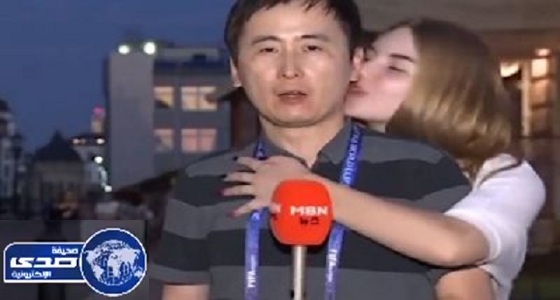 بالفيديو.. فتاتان تتحرشان بمراسل أثناء تقديم تقرير على الهواء