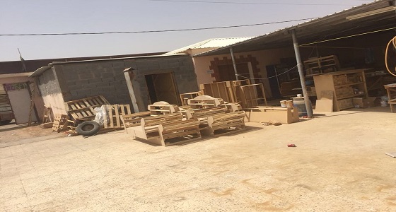 بالصور.. ضبط 20 عاملا أسيويا حولوا قصر أفراح إلى مصنع للنجارة بتبوك