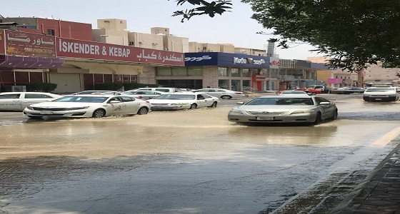 بالصور.. شلل مرورى بأحد شوارع مكة عقب انفجار ماسورة مياه