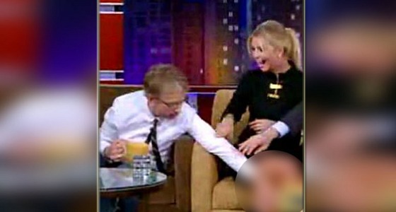 بالفيديو.. كوميدي يتحرش بإيفانكا ترامب على الهواء مباشرة