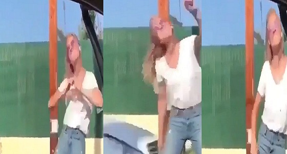 بالفيديو.. سيارة تصدم فتاة أثناء ممارستها تحدي &#8221; كيكي &#8220;