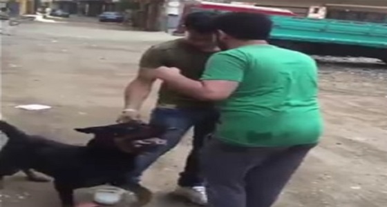 فيديو مروع لشاب يعذب صديقه بكلب مفترس
