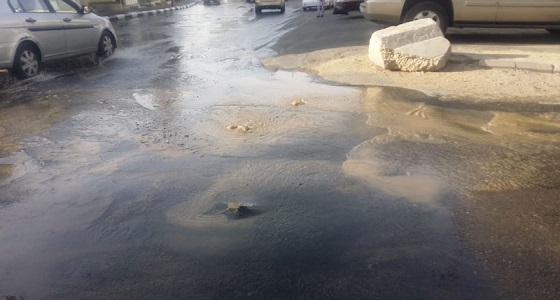 بالصور.. تسرب مياه التحلية النقية يؤدي لهبوط الأسفلت بأحد شوارع الطائف