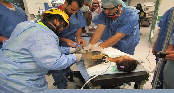 بالصور.. تعاون طبي مدني لاستخراج ذراع طفلة من آلة حادة