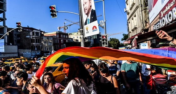 بالصور.. مظاهرات ضخمة ” للشواذ ” تجتاح دولة أردوغان الهشة