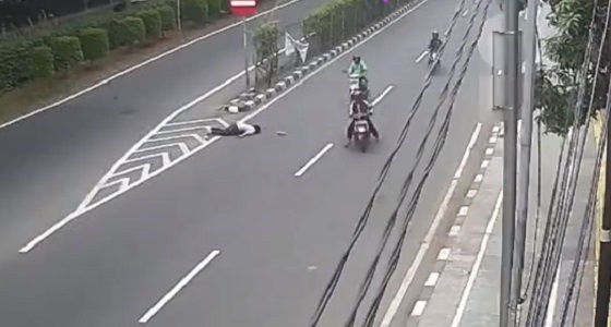 فيديو مروع للص يتسبب في وفاة امرأة لحظة سرقتها