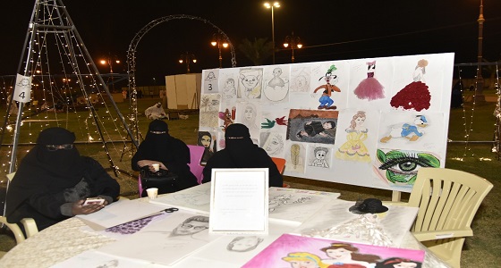 فتاة تمتهن النجارة وأخريات ينطقن جمالاً من خلال الرسم في مهرجان الورد والفاكهة 39 بتبوك