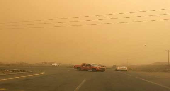 موجة غبار قوية تضرب جازان وتحجب الرؤية