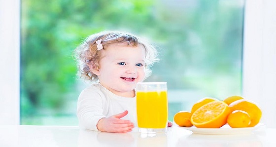 أستاذ تغذية يوضح 8 احتياطات قبل إعطاء طفلك عصير البرتقال