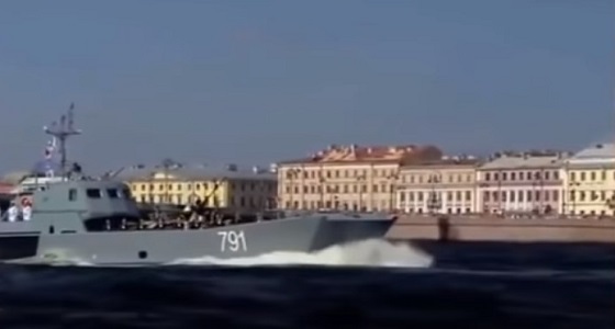 بالفيديو.. مفاجأة تفقد عسكريون روس توازنهم أمام ” بوتين “