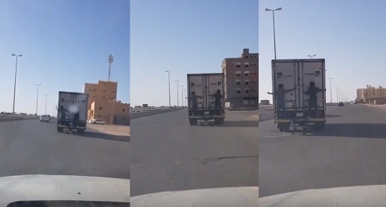 بالفيديو.. أطفال يخاطرون بحياتهم ويتعلقون بظهر شاحنة أثناء سيرها بتبوك
