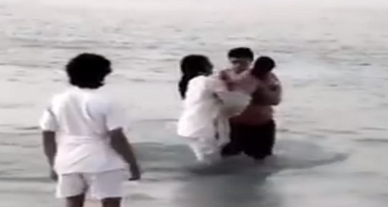 بالفيديو.. في موقف بطولي.. شاب ينقذ طفلة من الغرق ببحر الخفجي