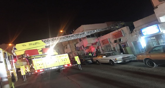 بالصور.. إنقاذ 5 مواطنين حاصرتهم النيران بشقة في العزيزية