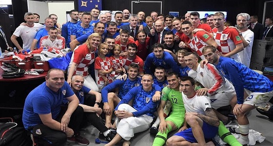 رئيسة كرواتيا و &#8221; بوتين &#8221; يلتقطون صورة جماعية مع لاعبي كرواتيا داخل غرفة الملابس