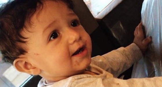 بعد فقدانه عائلته.. صور الطفل الناجي من حادث طريق الجرين بالباحة