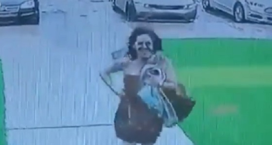 بالفيديو.. موقف محرج لامرأة حاولت الوصول لسيارتها سريعا
