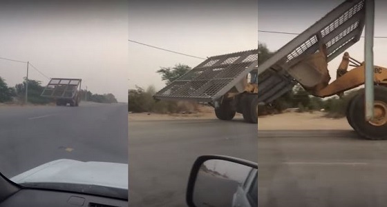 بالفيديو.. ” شيول ” مخالف يحمل قطعة حديدية ضخمة على طريق ” الليث – غميقة “