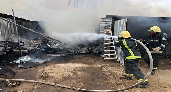 بالصور.. اندلاع حريق بفناء منزل في نجران