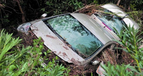 خلاف بين زوجين ينتهي بانحراف سيارتهما وتعثرها بمنطقة زراعية