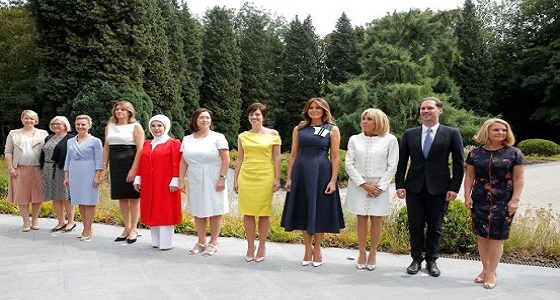 بالصورة..زوج رئيس وزراء لوكسمبورغ الشاذ بين زوجات قادة الناتو