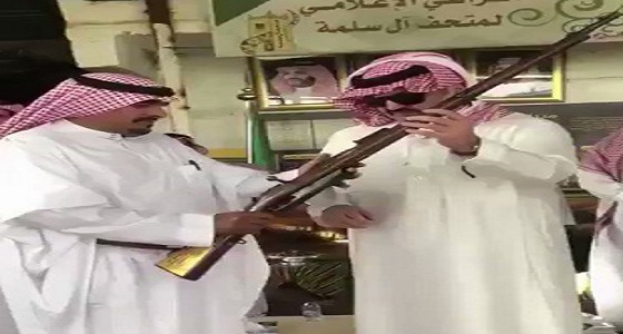 مشهد يظهر تقدير الأمير تركي بن طلال لأصحاب المتاحف