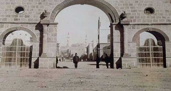 صور قديمة لباب العنبرية في المدينة المنورة قبل أكثر من 110 عامًا