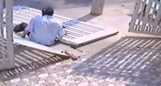 بالفيديو.. حرامي ينال عقابه لحظة محاولته سرقة منزل