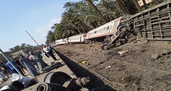 بالفيديو والصور.. إصابة العشرات في انقلاب قطار ركاب بمصر