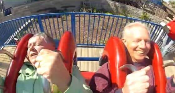 بالفيديو.. رد فعل امرأة عجوز اصطحبها زوجها لركوب لعبة ملاهٍ خطيرة