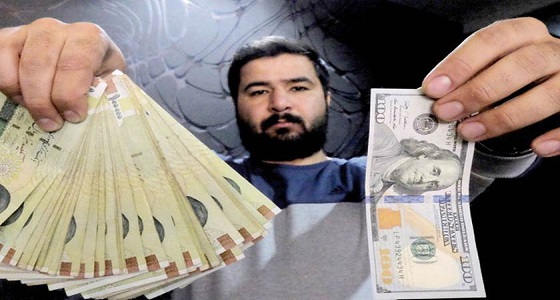 بالفيديو.. بعد انهيار العملة.. إيراني يمسح الأرض بالنقود ويلقيها في السلة