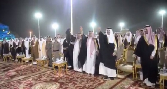 بالفيديو.. نائب أمير عسير يؤدي العرضة الجنوبي في افتتاح فعاليات الصيف