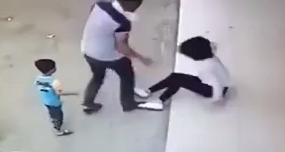 بالفيديو.. رد فعل طفل لحظة اعتداء رجل على امرأة بالضرب المبرح