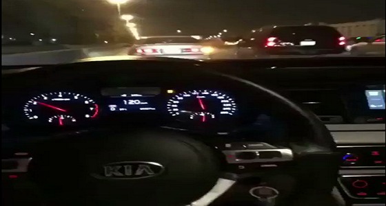 بالفيديو.. سائقٌ متهور يقود بسرعة جنونية ويصطدم بالسيارات التي لاتمهد له الطريق
