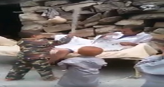 فيديو طريف لطفل يشرح لوالده كيف تم ضربه عمليا