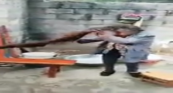 بالفيديو.. عجوز صينية تثير الدهشة بطول شعرها