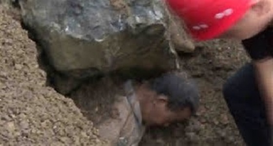 بالفيديو.. لحظ إنقاذ رجل مدفون تحت أنقاض طريق منهار