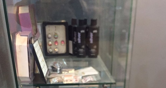 بالصور.. الرقابة النسائية تضبط مواد تجميل رديئة بأحد المسارحة