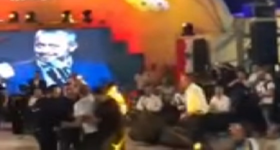 بالفيديو.. معجب يقتحم حفلا لجورج وسوف ورد فعل صادم للأخير