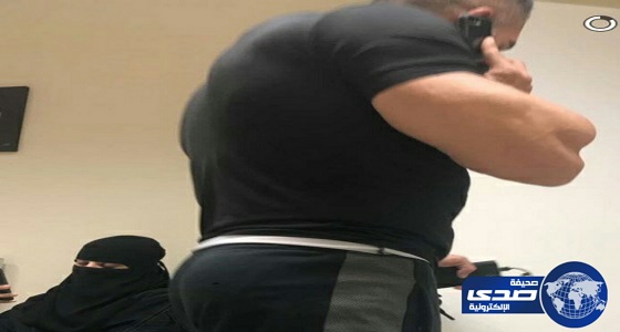 اجنبي يقتحم مقابلة للمواطنات بالشورت