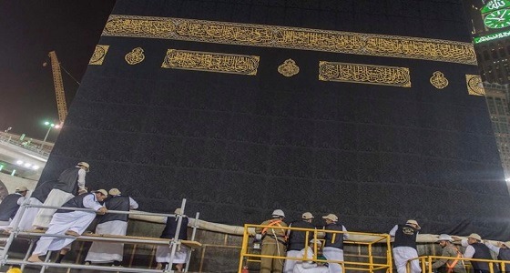 بالصور.. شؤون الحرمين ترفع ثوب الكعبة استعدادا لموسم الحج