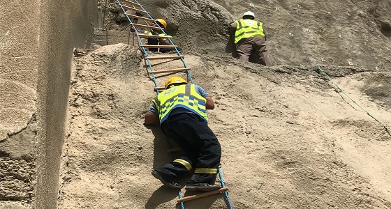 إنقاذ إحدى المواشي المحتجزة بين منحدرات صخرية بحي أجياد