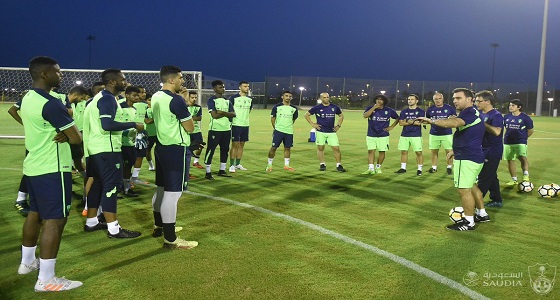 بالفيديو والصور.. لاعبو الأهلي يواصلون تدريبهم المسائي بالجوهرة