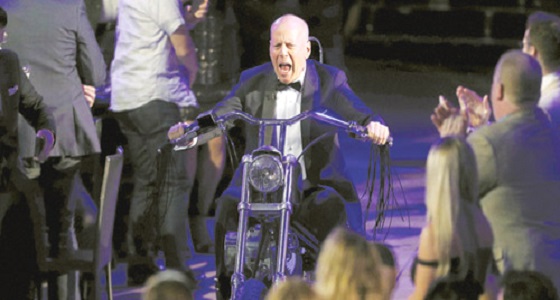 نجم شهير يفضل الدخول لحفل كبير بالدراجة النارية